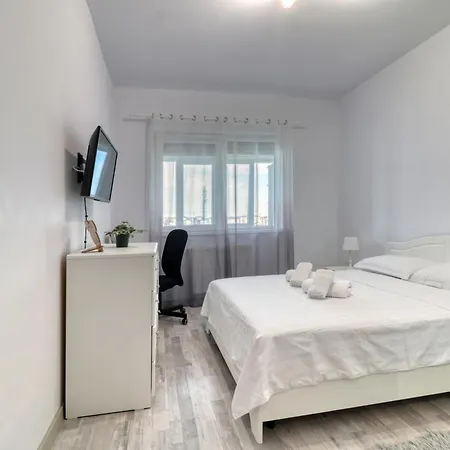 Homie Gray - Private Parking - Self Check-in