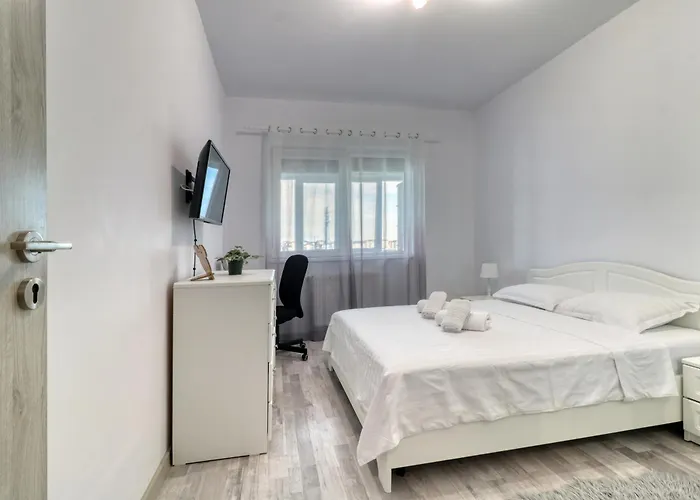 Homie Gray - Private Parking - Self Check-in